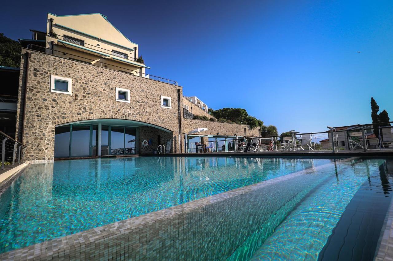 Dominio Mare Resort & Spa แบร์เจจจี ภายนอก รูปภาพ